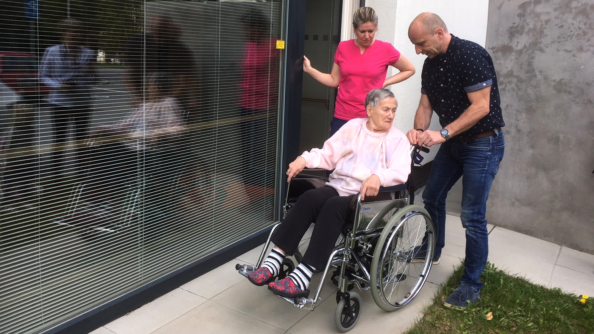 Seniorka zkouší vozík s novým elektropohonem