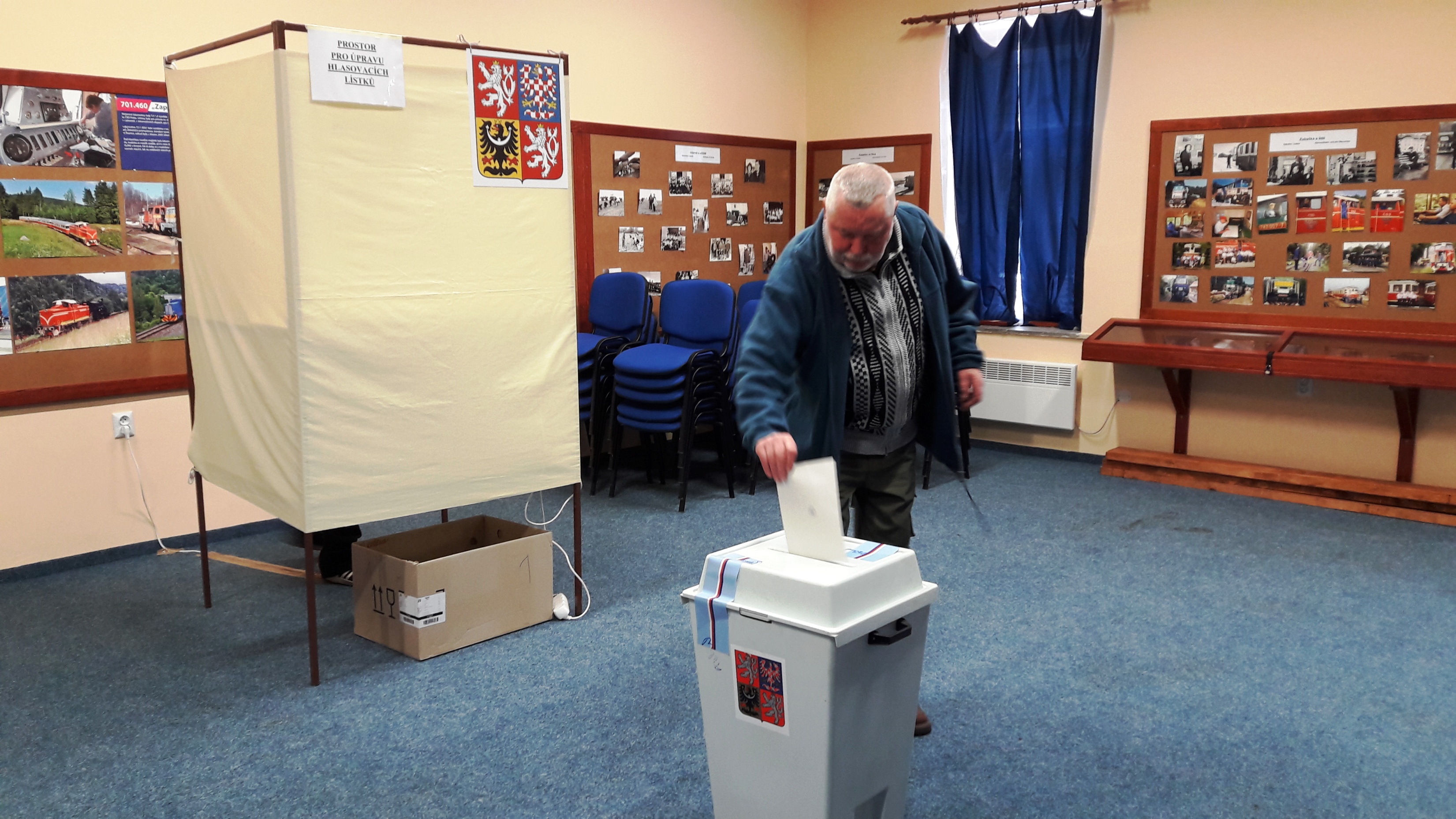Volební urny byly i v atypických prostorách, v Kořenově třeba na nádraží