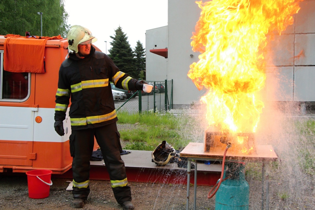 Pouhý hrneček vody vylitý na hořící pánev s olejem dokáže způsobit pořádný požár