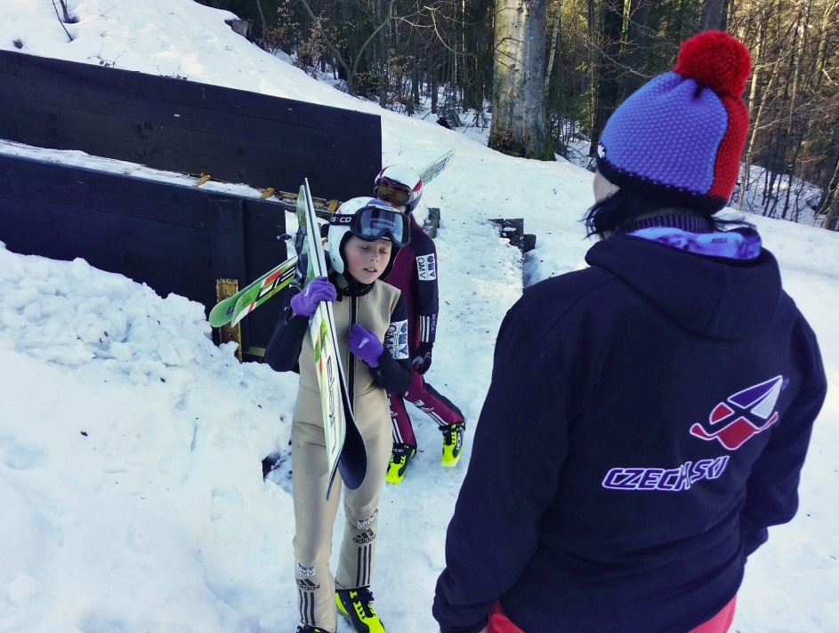 Na dívčí skokanské naděje z Desné v Jizerských horách dohlížejí trenéři. Podle trenéra Patrika Chluma jsou skoky na lyžích jedním z nejbezpečnějších sportů