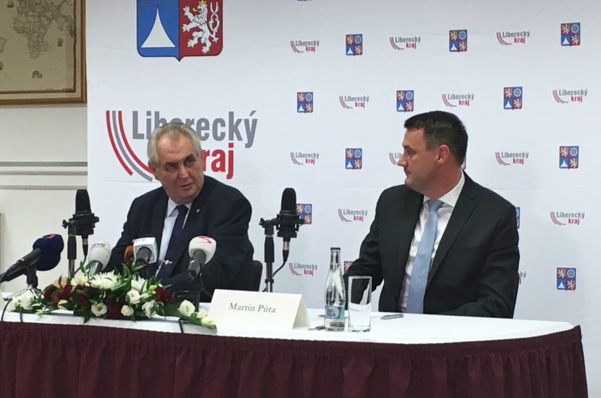 Prezident Miloš Zeman a liberecký hejtman Martin Půta (STAN) na závěrečné tiskové konferenci v Doksech