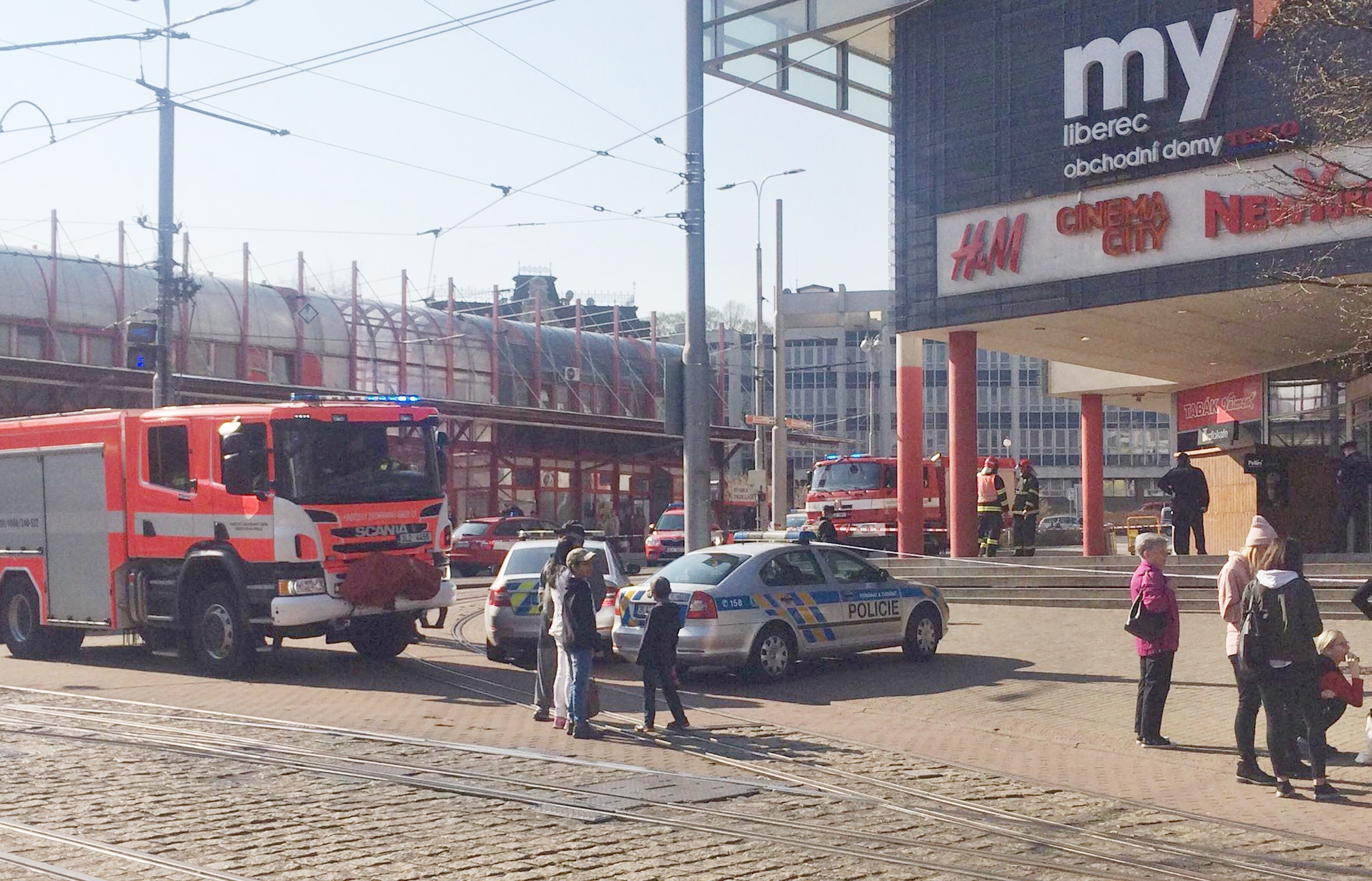 Policie kvůli hrozbě bombou zavřela nákupní centrum Forum Liberec
