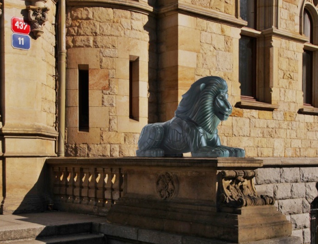 Bronzový lev a lvice, sochy od Jaroslava Róny. Takoví budou strážci vstupu do Severočeského muzea v blízké budoucnosti - vizualizace