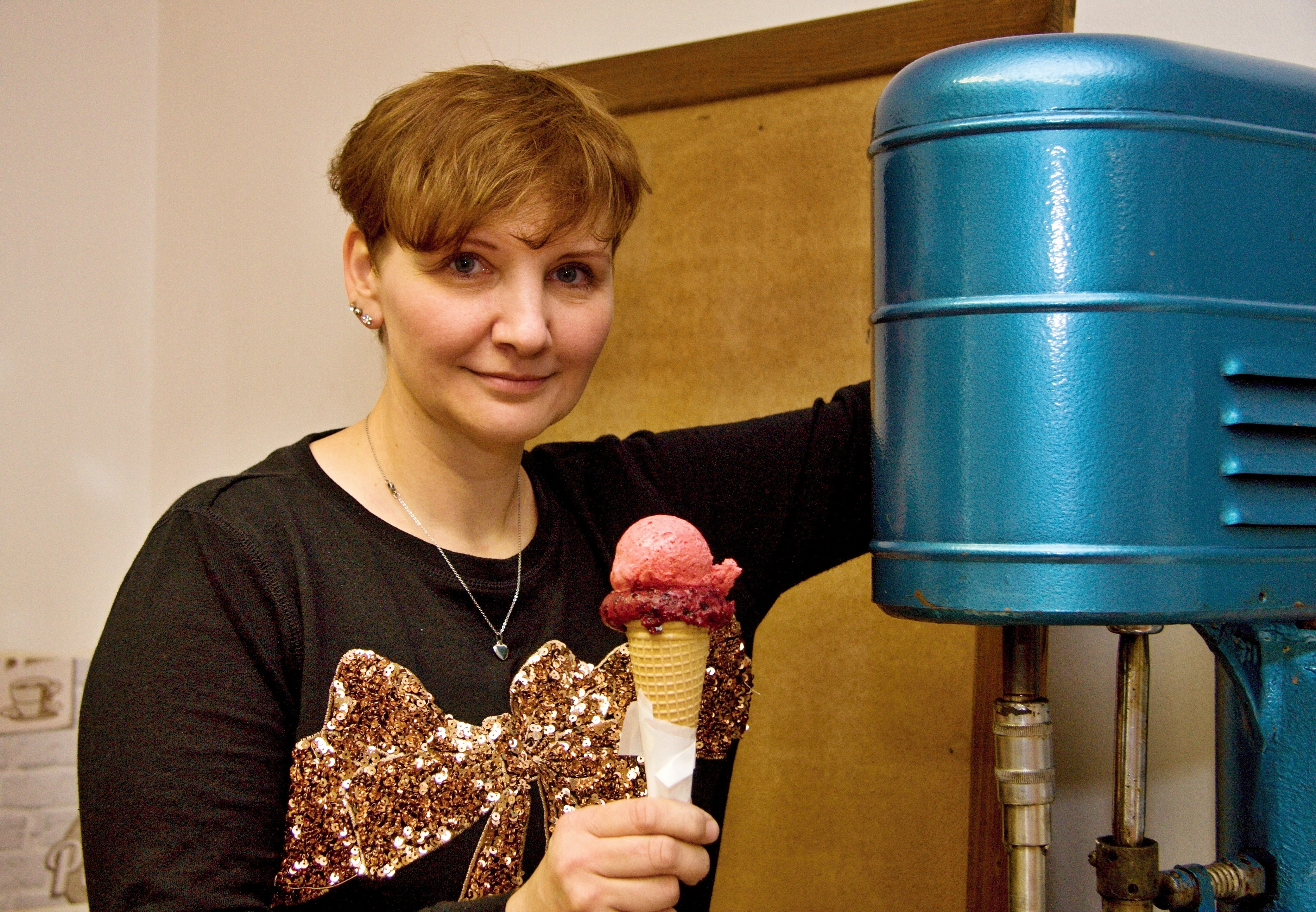 Superhrdinka, která vyrábí obrovské množství druhů zmrzliny. Ivana Jablonovská stíhá nejenom to, ale i přípravu zákusků, obsluhu a prodej, rozvoz a zásobování prodejny, to vše s úsměvem na rtech