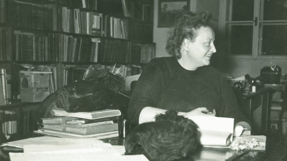 Marie Ulčová při přípravě módní přehlídky dobových oděvů ze sbírek Národopisného muzea Plzeňska, uskutečněné v divadle Alfa na podzim roku 1963