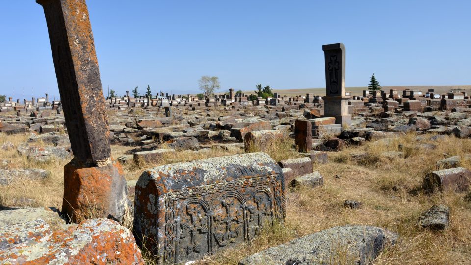 Noratus, nejvýznamnější hřbitov s chačkary na břehu Sevanu