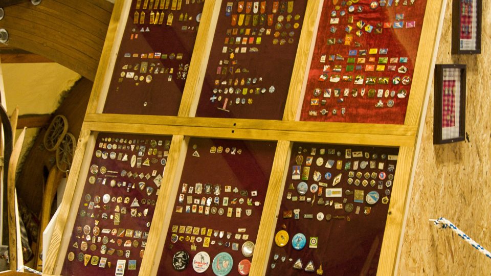 V muzeu je i část ze 4500 odznaků, které nasbíral Stanislav Slavík od vojny