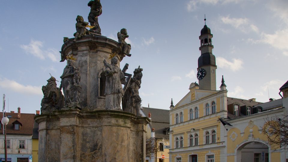 Dominantou náměstí je morový sloup, mariánské sousoší od jednoho z žáků Matáše Brauna