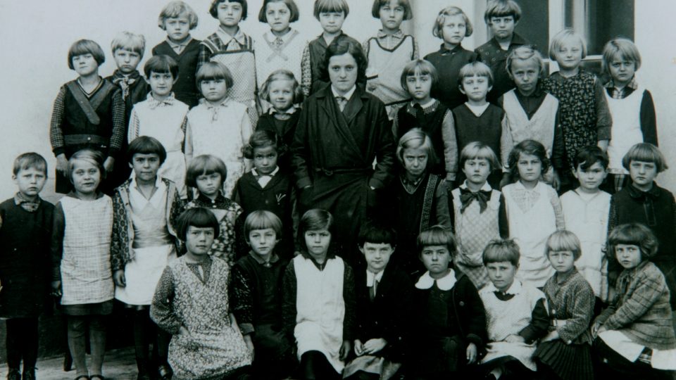 Marie Ulčová v první třídě obecné školy v Božkově (stojí ve třetí řadě zespodu, druhá zprava)
