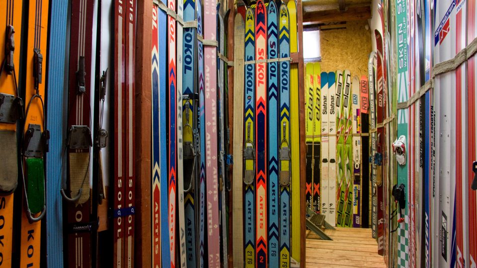 V muzeu je na 400 párů lyží, z toho 240 skoček