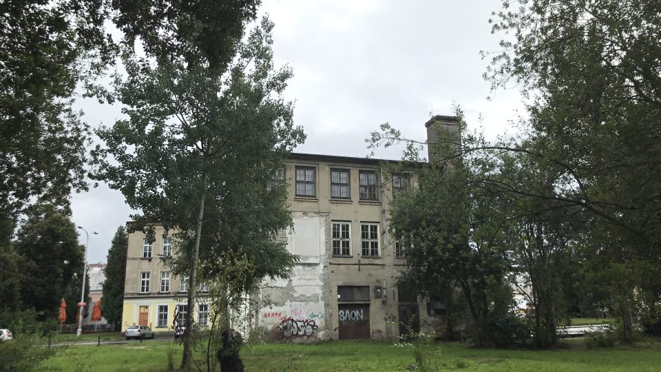 Zadní strana bývalé továrny Linser