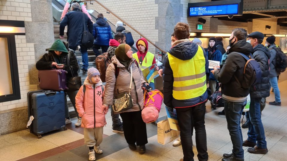 O ukrajinské uprchlíky na nádraží v polské Wroclawi se starají desítky dobrovolníků