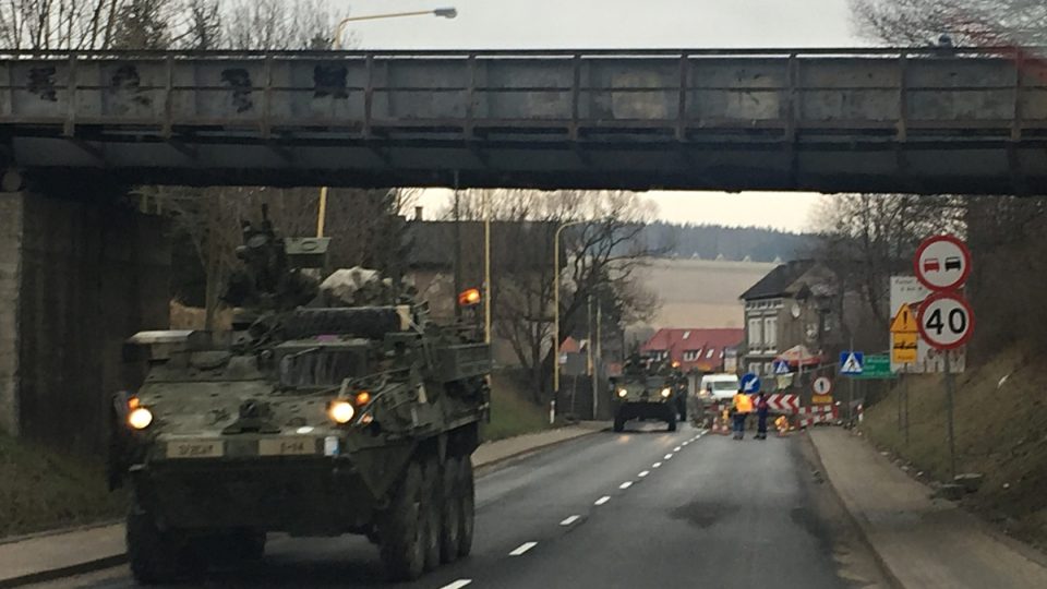 Americký konvoj míří z polských lázní Dušníky k hraničnímu přechodu Náchod-Běloves