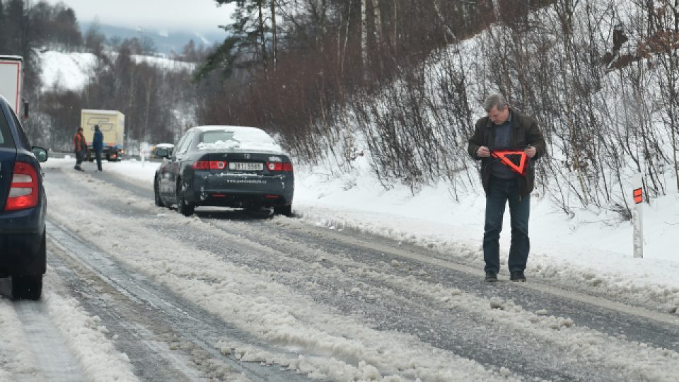 Silné sněžení komplikovalo dopravu na rychlostní silnici R35 v Liberci