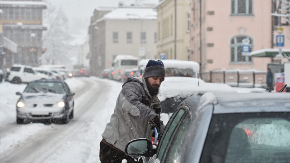 I řidiči v Jablonci nad Nisou museli kvůli sněhu a větru počítat se ztíženými podmínkymi