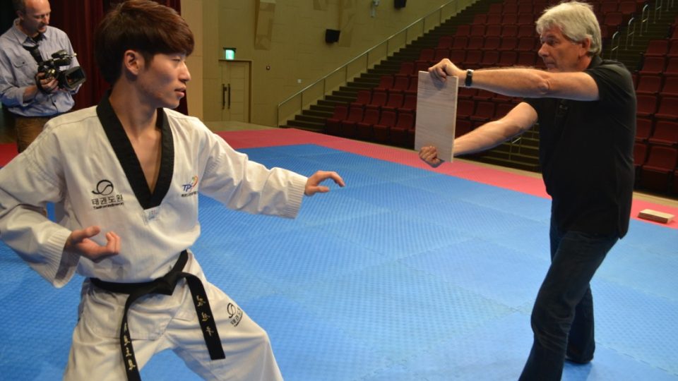 Petr Voldán jako figurant v jihokorejském tréninkovém středisku taekwondo