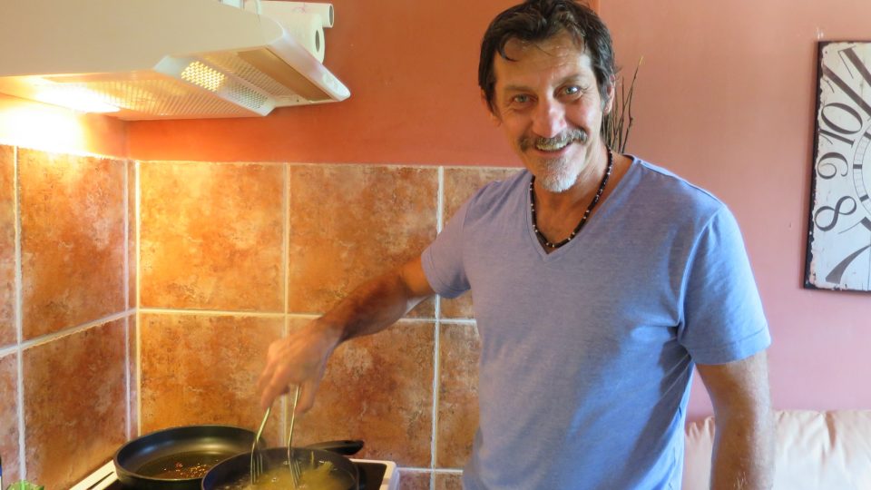 Italský kuchař Pepe de Chiara vybírá kvalitní zeleninu a ovoce podle vůně. Pokud rajče voní, bude i chutnat