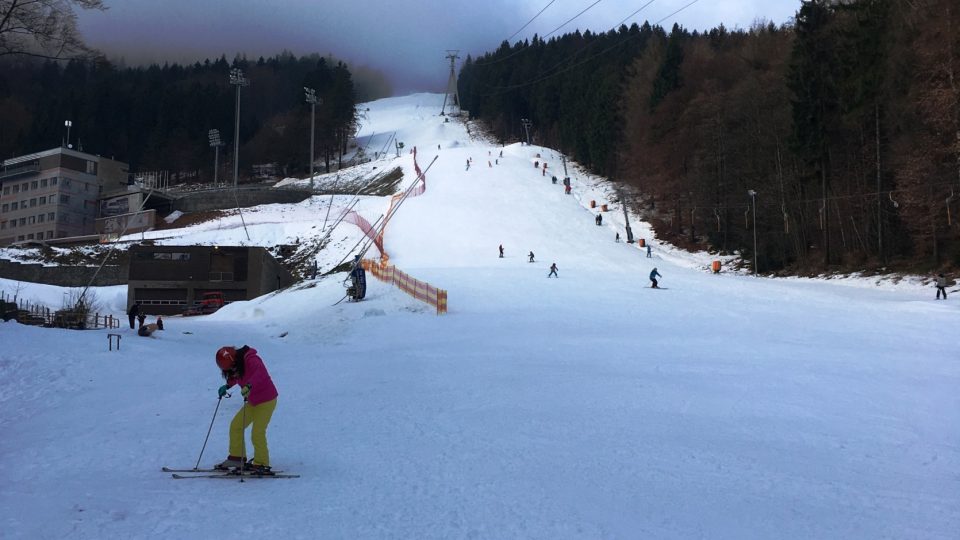 Sjezdovka na Ještědu zlákala první lyžaře.