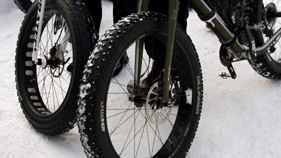Snowbike má ve srovnání s běžným horským bikem výrazně silnější kola
