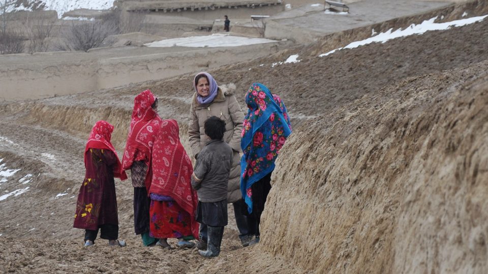 Šárka Kuchtová se ženami z uzbecké vesnice v regionu Zare