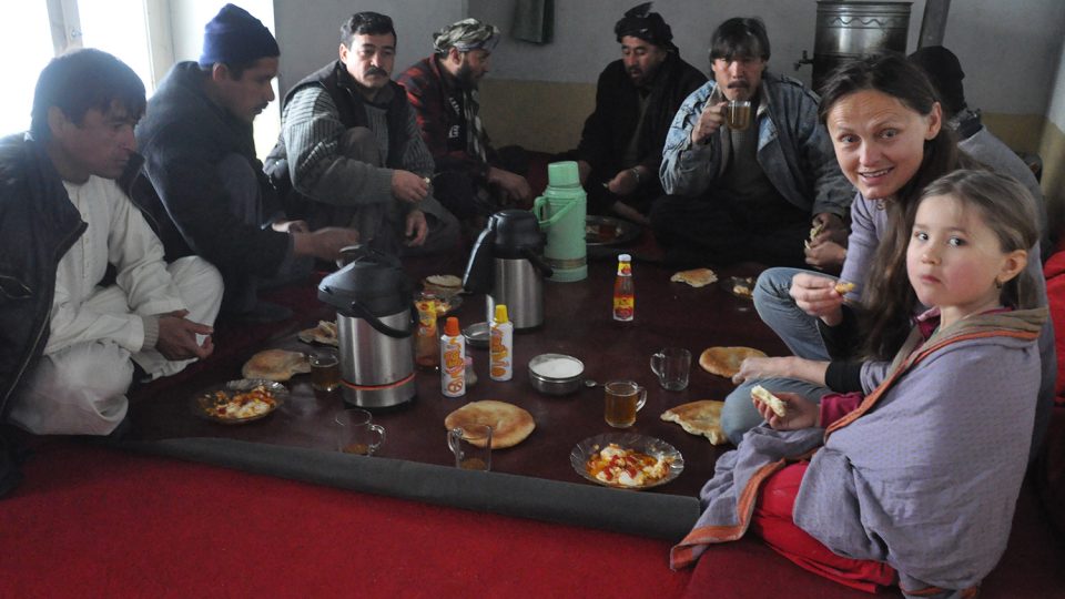 Typická afghánská snídaně se všemi místními zaměstnanci a dcerou Violou