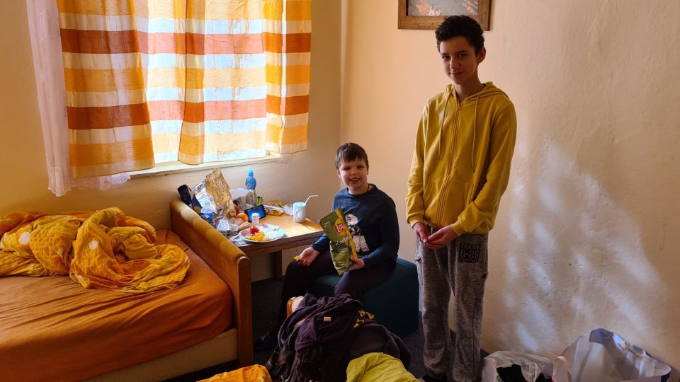 Mladí uprchlíci před válkou v Ukrajině. Dočasně jsou ubytovaní v rekreačním areálu v Sedmihorkách