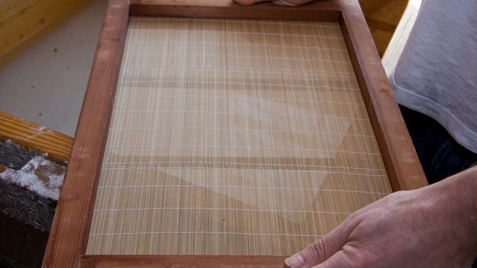 Bambusová rohož na kterou se nabírá rozmělněná hmota