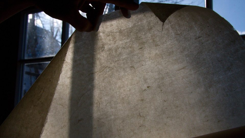 Struktura japonského papíru vynikne proti světlu