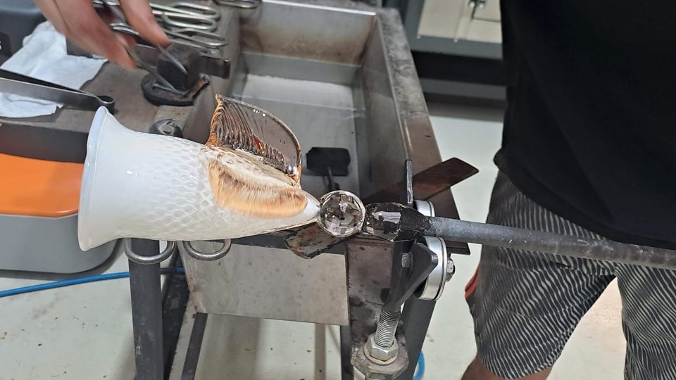 Výroba skleněného anděla ve sklářské huti u Jarošů | foto: Jana Švecová, Český rozhlas Výroba skleněného anděla ve sklářské huti u Jarošů