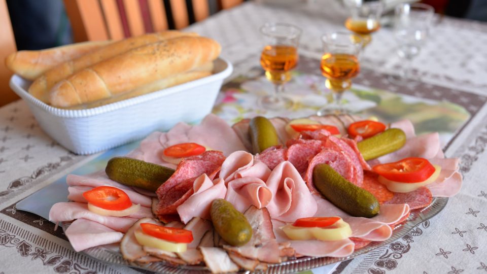 Paní Skolková připravila pohoštění | foto: Martin Čuřík Paní Skolková připravila pohoštění