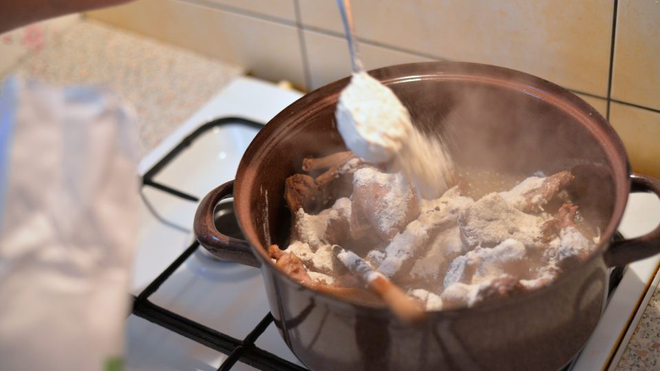 Přidáme hladkou mouku | foto: Martin Čuřík Přidáme hladkou mouku