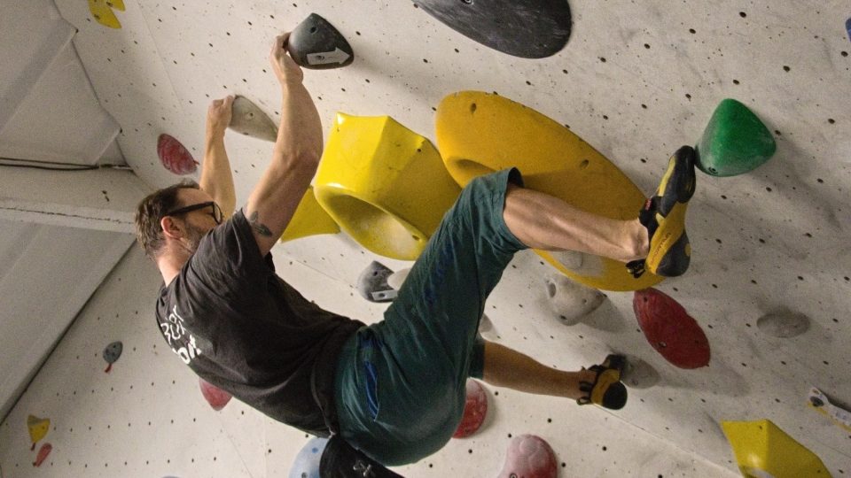 Marek Klíma, místopředseda Českého horolezeckého svazu a zakladatel libereckého boulderingového klubu, na stěně