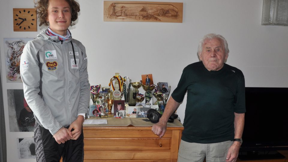 Děda a vnuk spolu u vzácných trofejí