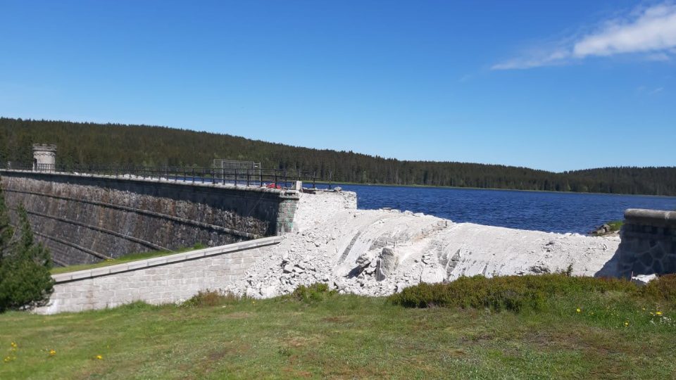 Na Bedřichovské přehradě opravují bezpečnostní přeliv, který zajišťuje bezpečný odtok přebytečné vody přes hráz
