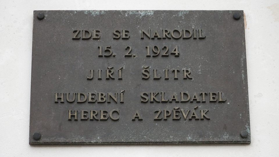 Pamětní deska na rodném domě Jiřího Šlitra