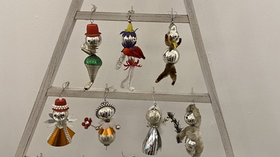 Figurky z foukaných perliček patří mezi tradiční vánoční ozdoby