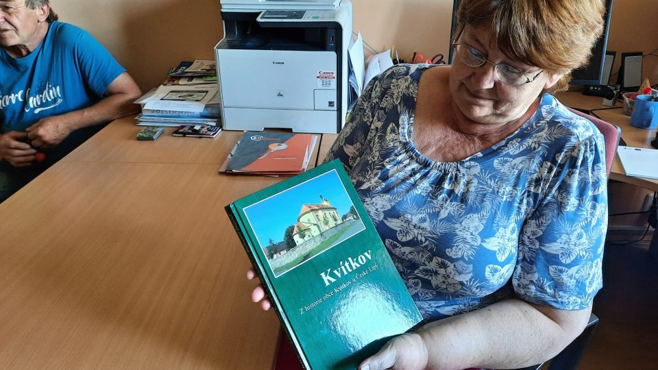 Paní starostka Jana Zelenková představuje knížku o Kvítkově