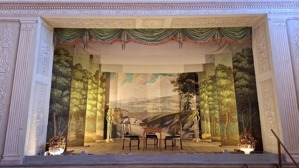 Jeviště zámeckého divadla s původními kulisami a rekvizitami | foto: Markéta Vejvodová, Český rozhlas Jeviště zámeckého divadla s původními kulisami a rekvizitami