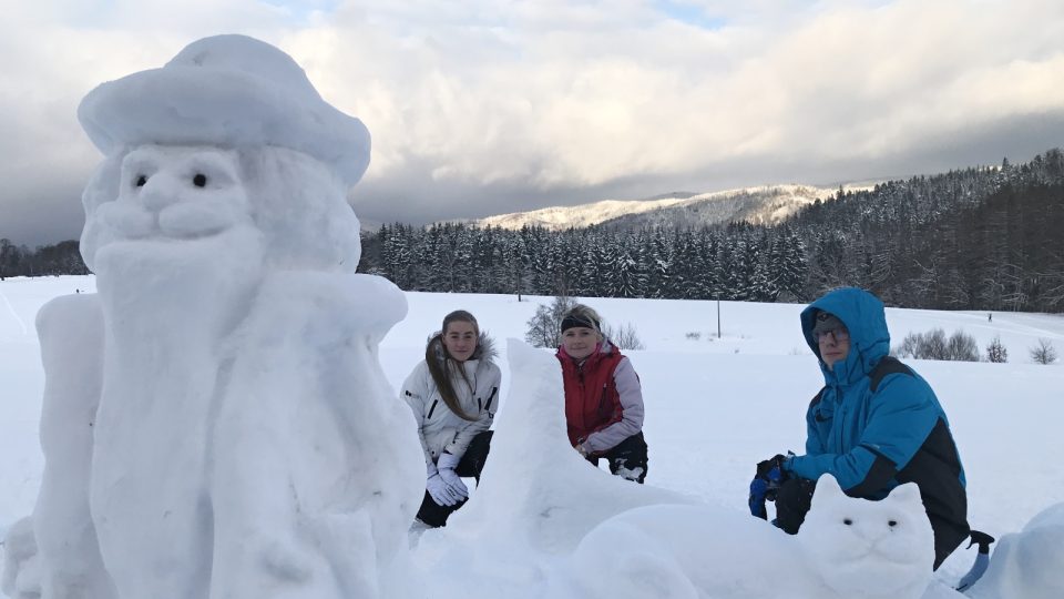Sněhové sochy ve Vratislavicích a jejich autoři - Martina Novotná, její dcera Natálie a syn Matouš