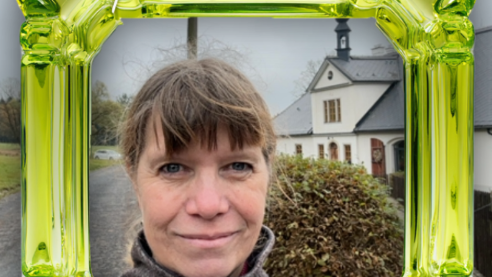 Po úspěšném splnění úkolů obdrží účastník nebo skupina účastníků sklářský diplom. Rámeček odkazuje na pro tuto huť typické uranové sklo | foto: Irena Šarounová, Český rozhlas Po úspěšném splnění úkolů obdrží účastník nebo skupina účastníků sklářský diplom. Rámeček odkazuje na pro tuto huť typické uranové sklo