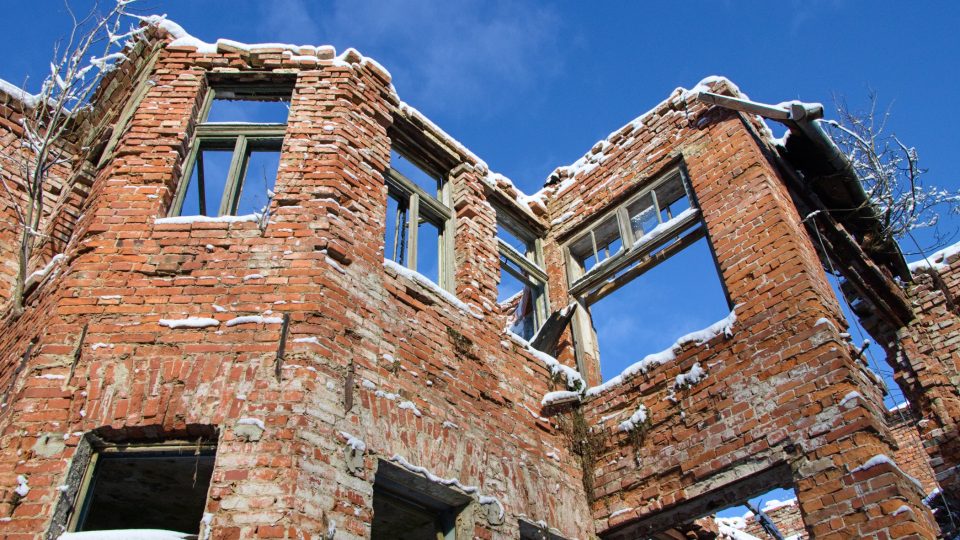 Chybí okna, římsy, omítky i střecha | foto: Jaroslav Hoření, Český rozhlas Chybí okna, římsy, omítky i střecha