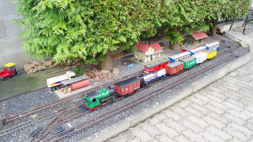 Cesta vlaků většinou začíná na seřaďovacím nádraží v rohu zahrady | foto: Miroslav Kobza, Český rozhlas Cesta vlaků většinou začíná na seřaďovacím nádraží v rohu zahrady