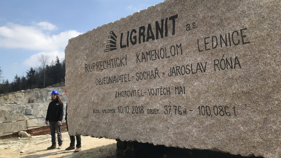 Tento 100tunový žulový blok zatím čeká v libereckém kamenolomu. Do sochařovy dílny pojede v létě a v budoucnu z něj bude Uroboros, symbol nekonečna