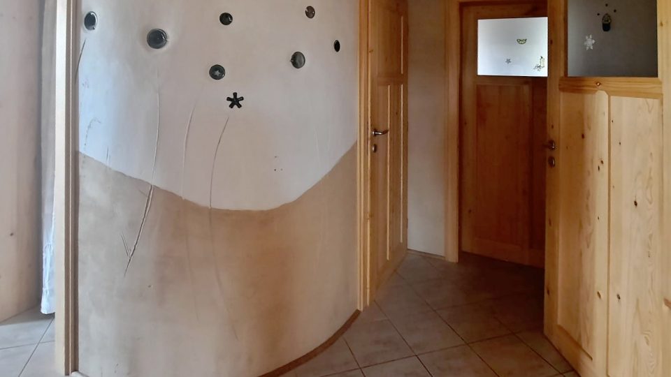 Slamák v Křižanech má zvenčí vápennou a zevnitř umělecky zpracovanou hliněnou omítku