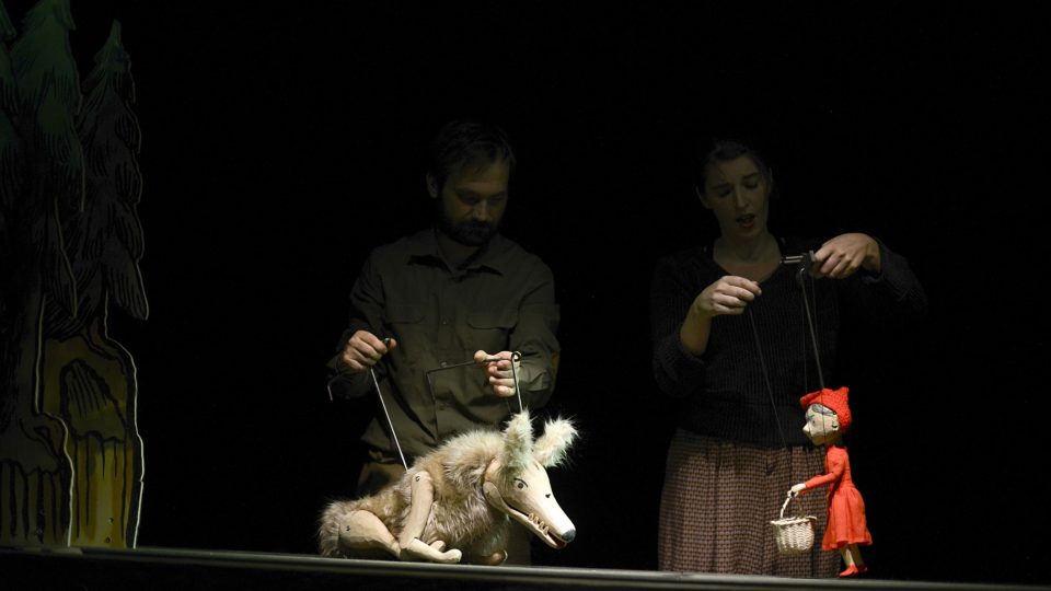 Vlk, Karkulka a jejich loutkovodiči na jevišti Naivního divadla v Liberci