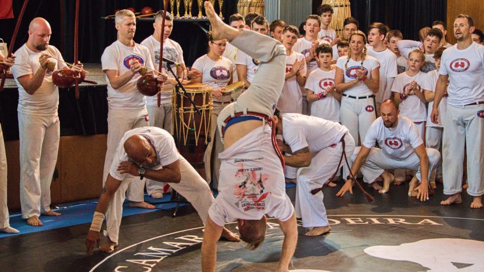 Capoeira má svůj původ v Brazílii, otroci tam bojové umění kamuflovali jako tanec