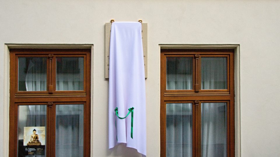 Deska je na rodném domě Stanislava Zindulky, ve Valdštejnské ulici v Jilemnici