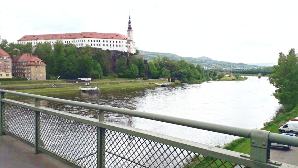 V Děčíně stával hrad na pískovcové skále nad Labem už v 10. století, dnes je z něj zámek