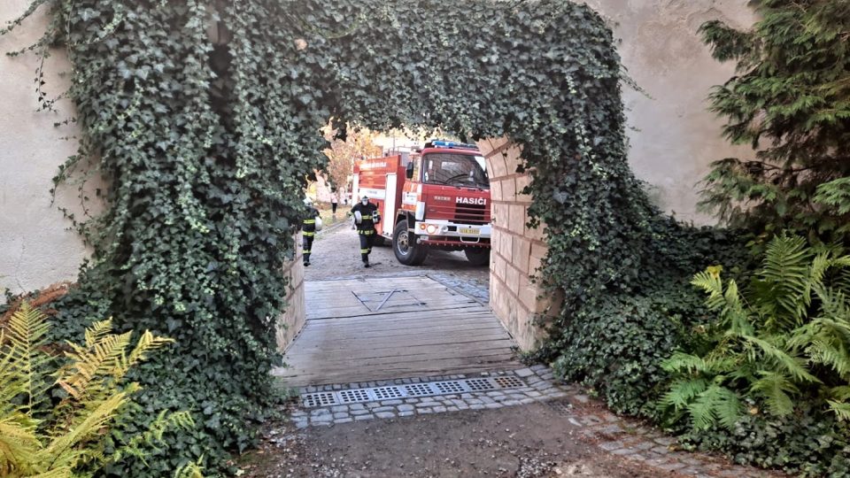 Úzká brána zámku Frýdlant, která by v případě požáru památky znemožnila vjezd hasičských cisteren