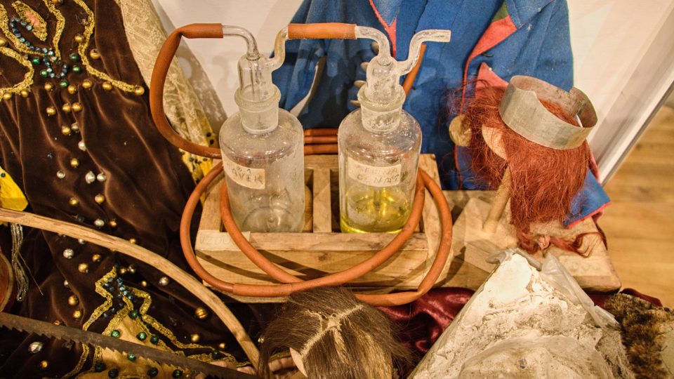Výstava 100 let starých loutek ve vysockém muzeu připomíná 100 let loutkářské scény Divadelního spolku Krakonoš